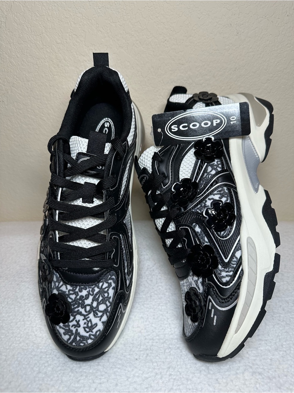 Scoop Women’s Sporty Sneakers with Flower Appliques Size 10